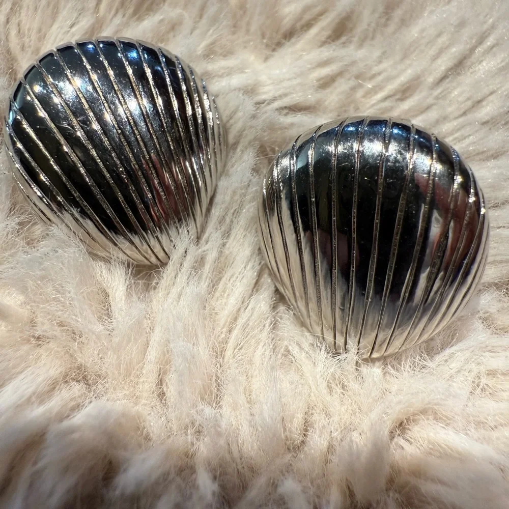 Vtg Signed MONET Clamshell Silver tone Clip Earrings‎ Puffy Nautical Scalloped